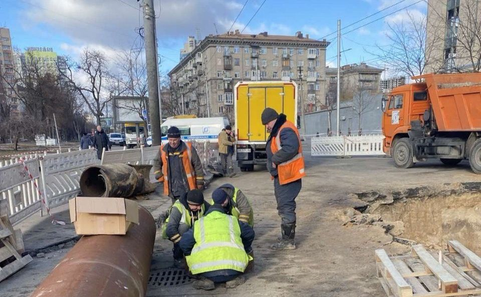 У Києві ремонтують пошкоджену ракетною атакою ділянку трубопроводу