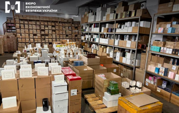 Викрито злочинців, які підробляли парфуми та косметику відомих брендів