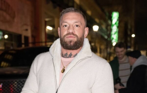 І нічого ти мені зробити не зможеш: Мак-Грегор плюнув в обличчя фанату