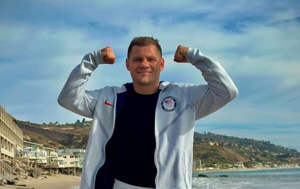 Берінчик – Девіс: хто покаже бій в Україні