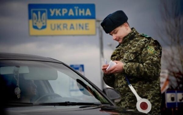 Мінкульт тимчасово не сприятиме виїзду за кордон артистів і журналістів