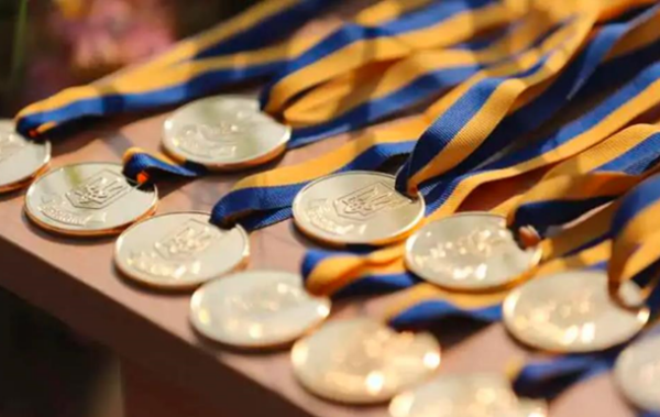 Відомо, чим нагороджуватимуть учнів замість золотих і срібних медалей