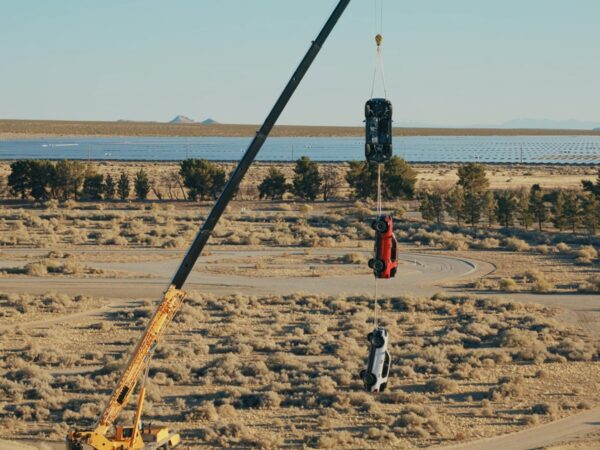 Honda підвісила три Passport TrailSport один за одного на крані