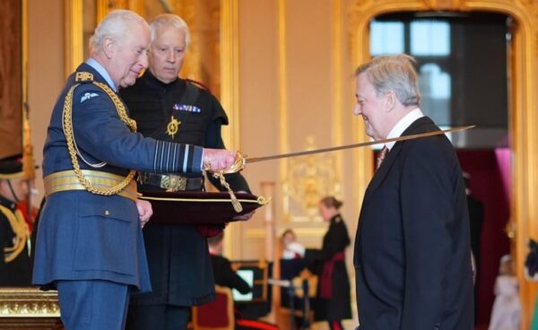 Король Чарльз III посвятив Стівена Фрая в лицарі