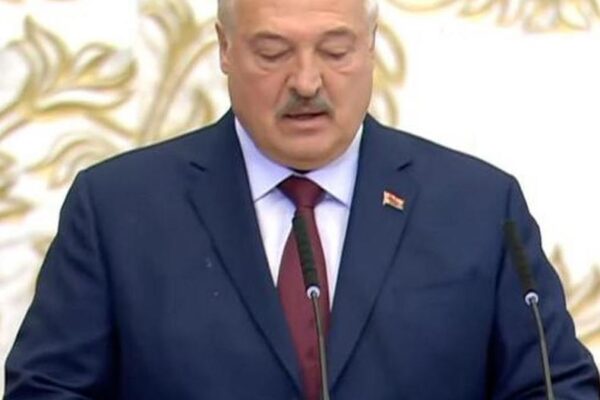 Лукашенко на інавгурації склав присягу з плямами на піджаку