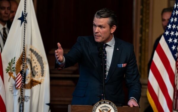 На топпосадовців Трампа подали до суду через скандал із чатом у Signal