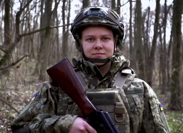 Перша дівчина стала до лав ЗСУ за Контрактом 18-24