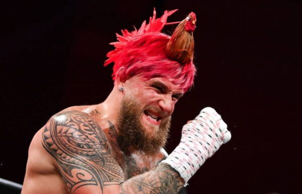 Пол вирішила порадитися з шанувальниками, чи варто битися з Усиком