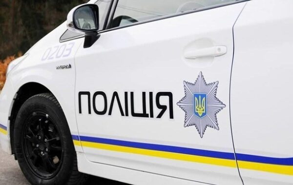 Поліція перевіряє підозріле авто біля Голосіївського ТЦК у Києві