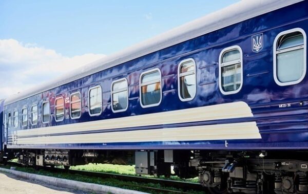 Росіяни вдарили по вокзалу Херсона: пошкоджений вагон поїзда