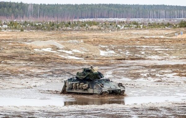 У Литві дістали з болота бронемашину зниклих військових США