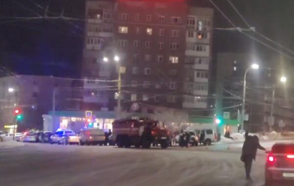 У Мурманську невідомий з даху обстрілює автівки і будинки