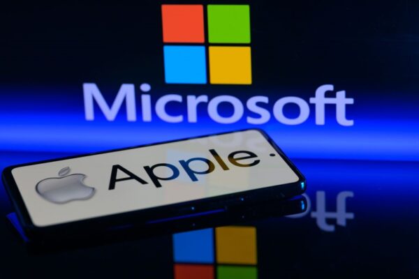 Акції Apple впали на чверть: Microsoft тепер найбагатша компанія світу