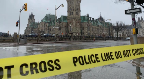 Чоловік забарикадувався у будівлі парламенту у Канаді