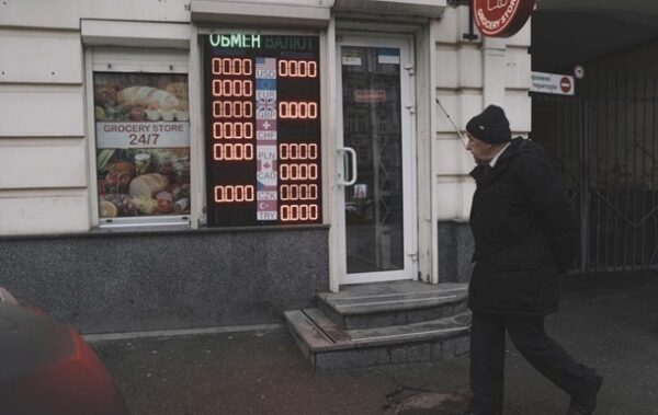 Долар і євро дешевшають на початку тижня