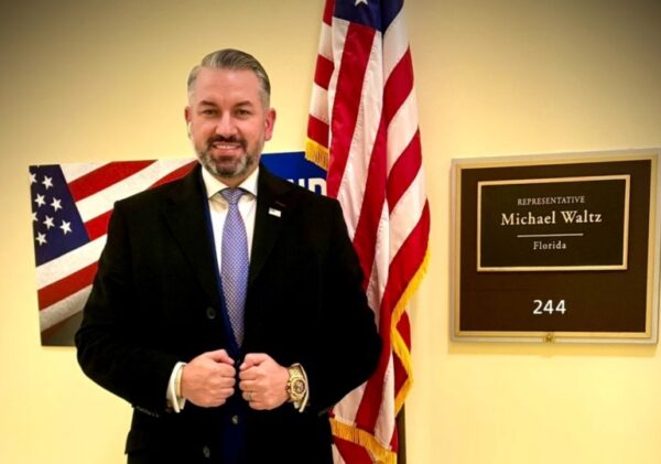 Емісар прем’єра Румунії спричинив скандал “порадами” Трампу щодо України