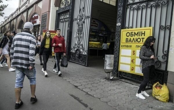 Гривня дешевшає в обмінниках на початку тижня