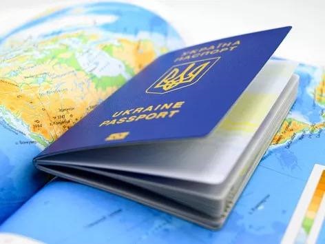 Коли українцю за кордоном можуть знадобитися документи та як їх отримати