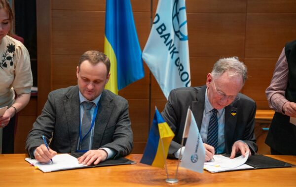 Кулеба підписав угоду про залучення $432 млн на відновлення інфраструктури