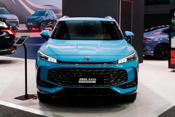 MG представила гібридну версію кросоверу HS