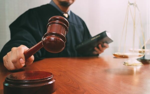 На Буковині батько ґвалтував трьох своїх малолітніх доньок