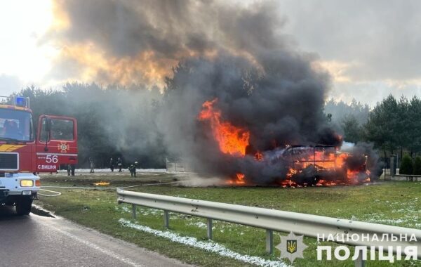 На Львівщині зіткнулися мікроавтобус та ГАЗель: семеро постраждалих