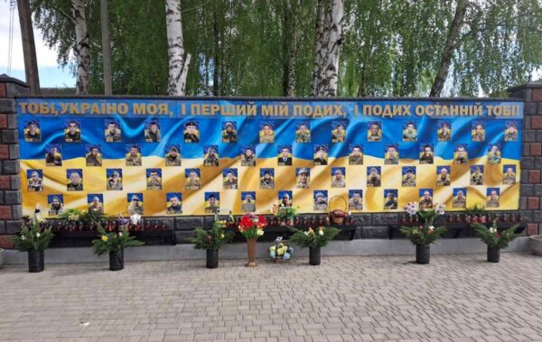 На Рівненщині хлопець вкрав квіти зі стели загиблих військових