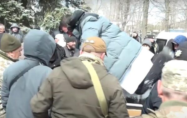 На Житомирщині мітингарі кинули голову лікарні в сміттєвий бак