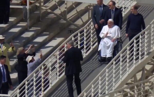 Папа Франциск здивував паломників несподіваною появою