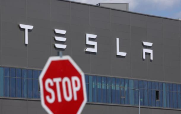 Продажі авто Tesla впали до трирічного мінімуму