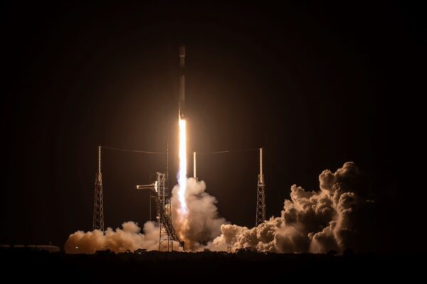 SpaceX запустила капсулу для повторного входу в атмосферу