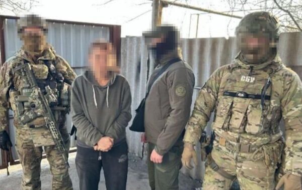 Стежила за ЗСУ через камеру в шпаківні: затримано агентку РФ