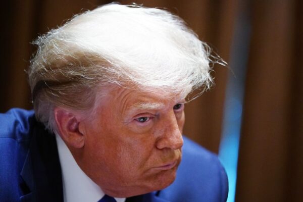 Трамп планує продати 52% акцій у Truth Social