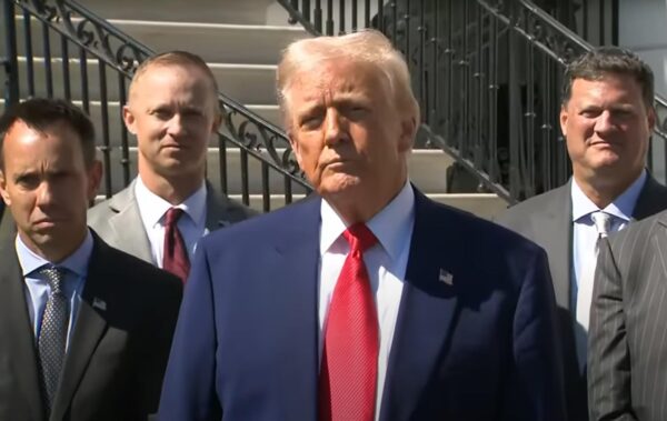 Трамп пояснив, чому відклав запровадження тарифів