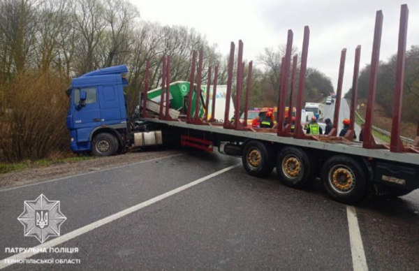 Трасу Тернопіль-Львів перекрили через ДТП