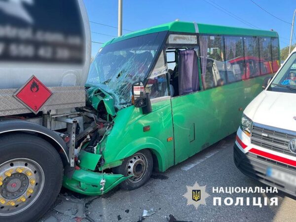 У Києві маршрутка в’їхала у вантажівку, п&rsquo;ятеро постраждалих