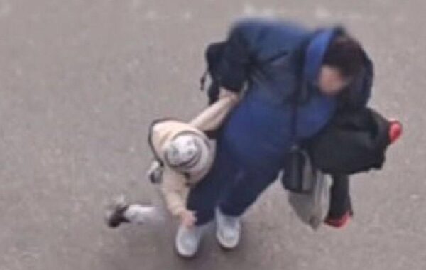 У Києві жінка тягла за руку дитину, а потім побила її