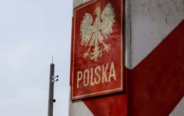 У Польщі відбили масову спробу прориву мігрантів
