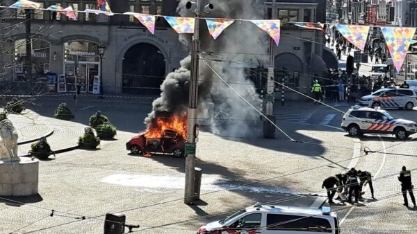 У центрі Амстердама спалахнуло авто з водієм