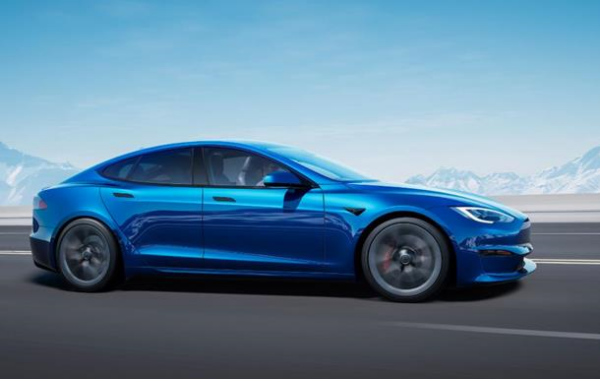 Українці дедалі активніше скуповують вживані Tesla з США