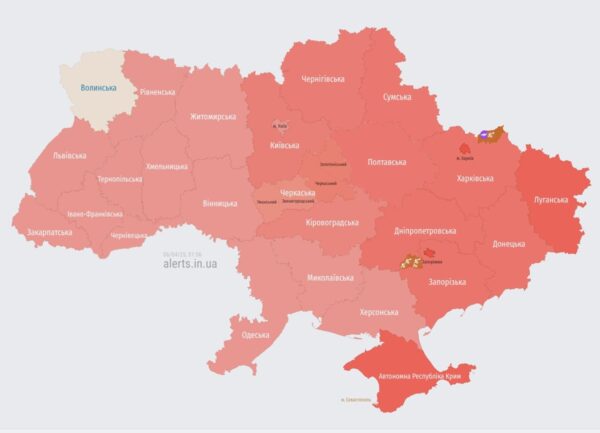 В Київській області пролунали вибухи, в Україні оголошено масштабну тривогу