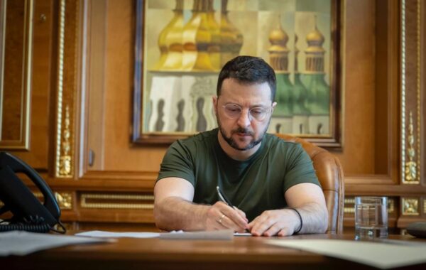 Зеленський продовжив мобілізацію і воєнний стан