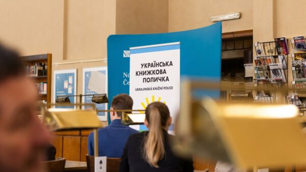 Олена Зеленська відвідала Національну бібліотеку Чехії, де відкрили українську книжкову поличку