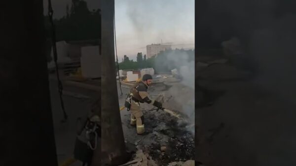 Суми: ліквідація пожежі на підприємстві після ворожої атаки