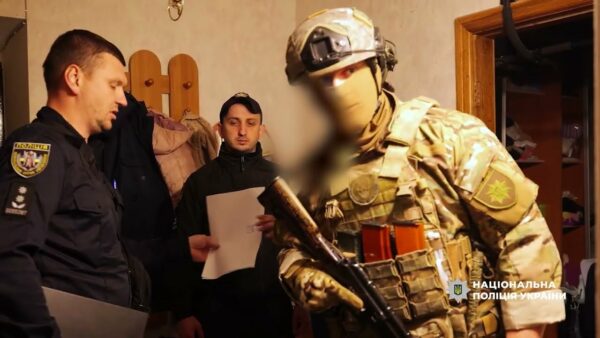 Поліція ліквідувала діяльність злочинної групи, яка ошукала громадян на 15 млн грн