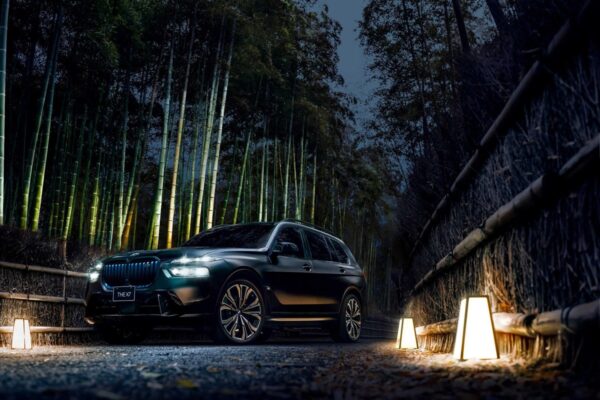 BMW представила спецверсію позашляховика X7 для Японії
