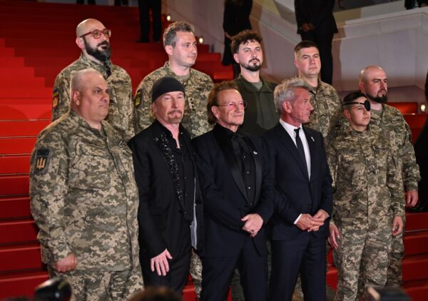 Боно з&rsquo;явився на Каннському фестивалі разом з військовими ЗСУ