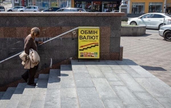 Долар і євро впали в обмінниках наприкінці тижня