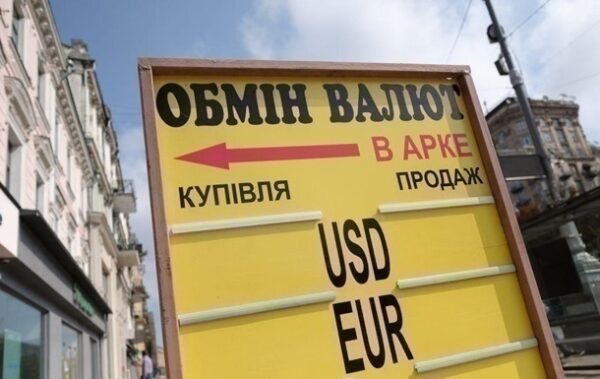Долар продовжує дешевшати в обмінниках