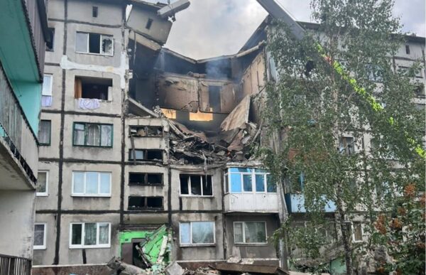 Дрон росіян влучив у п&rsquo;ятиповерхівку на Донеччині